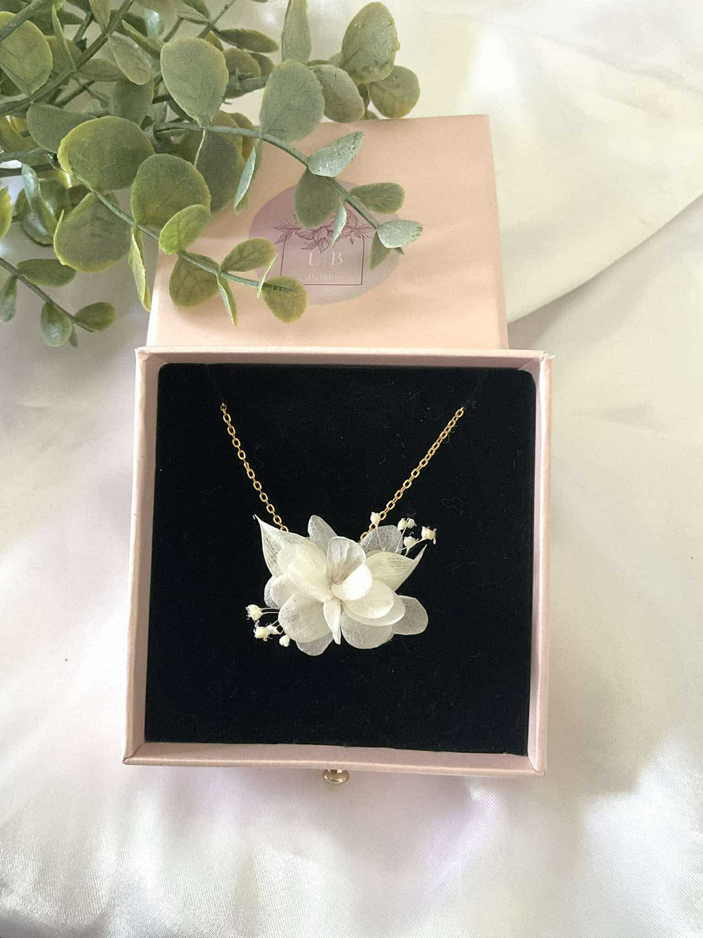 Collier simple avec hortensias stabilisé
