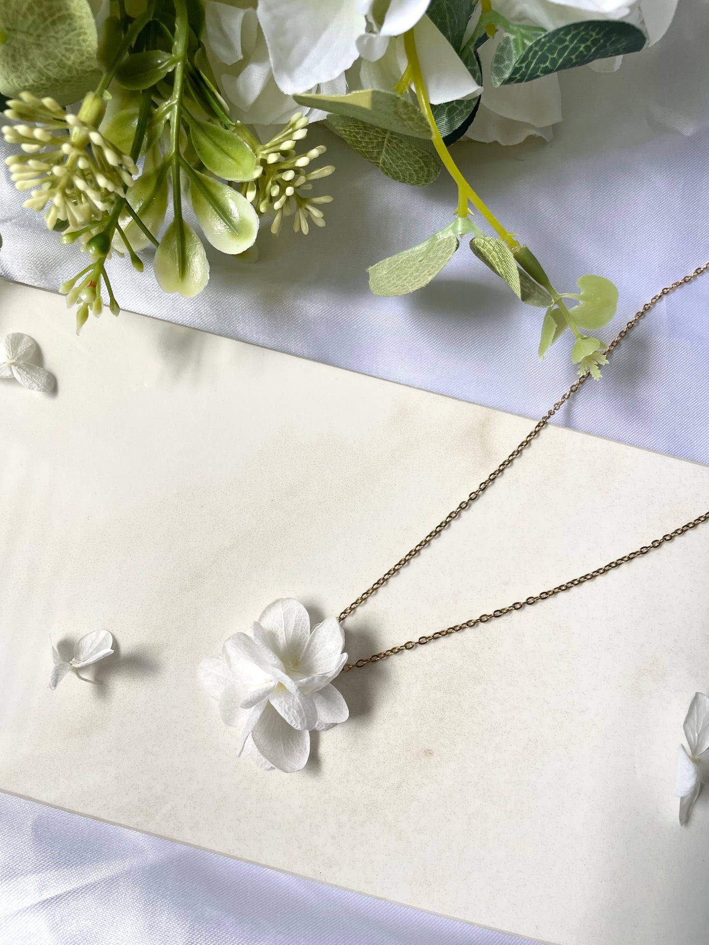 Collier simple avec hortensias stabilisé