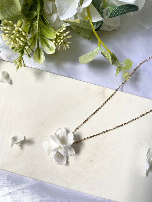 Collier simple avec hortensias stabilisé