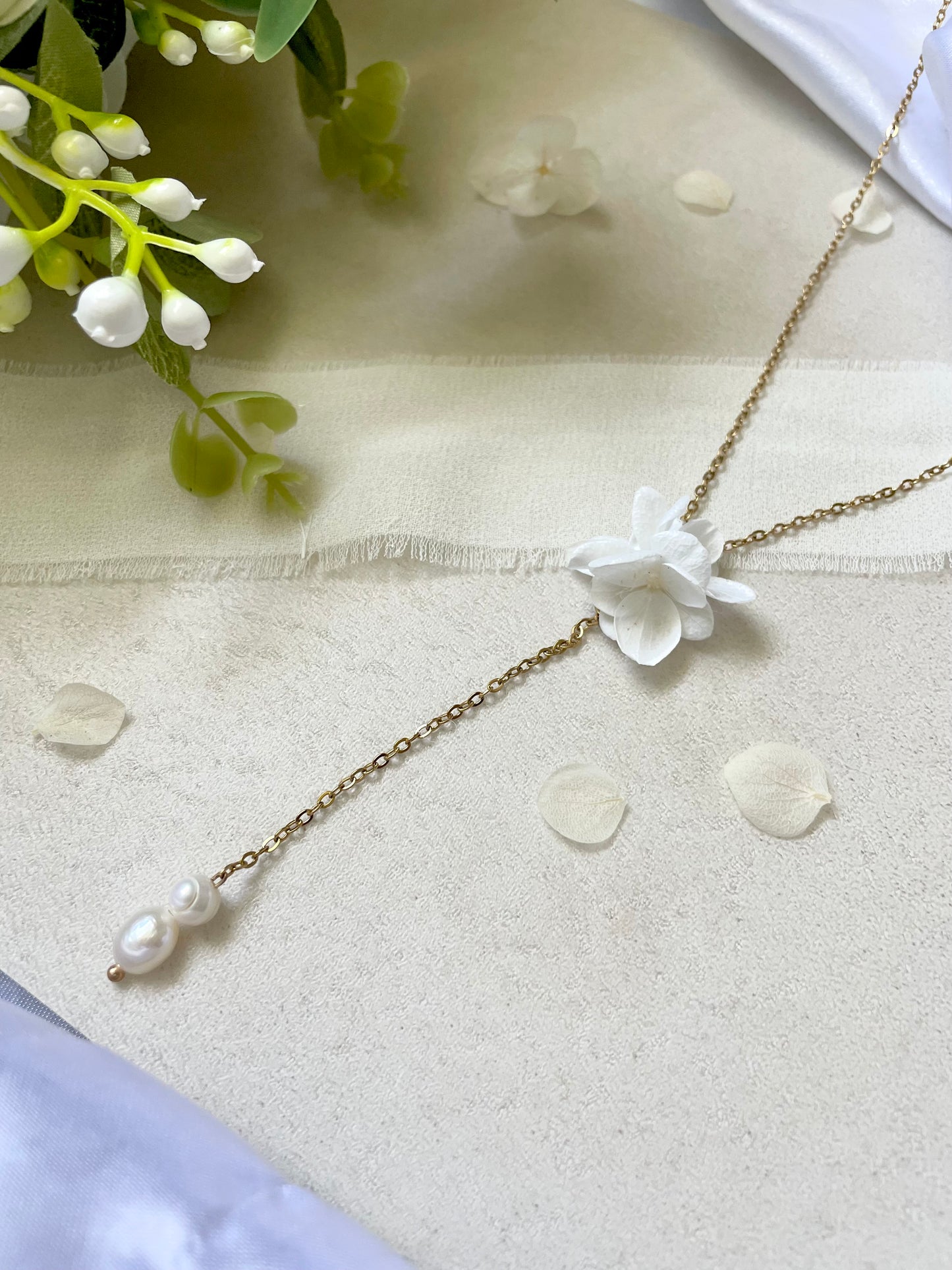 Collier Chaîne & Double Perle – Hortensia stabilisé