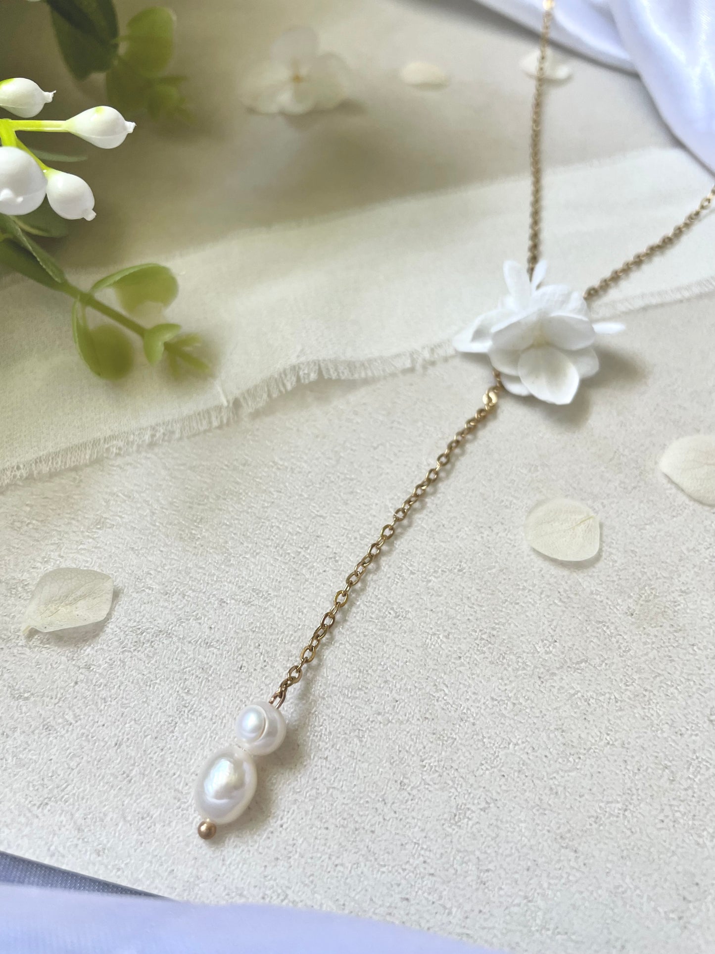 Collier Chaîne & Double Perle – Hortensia stabilisé