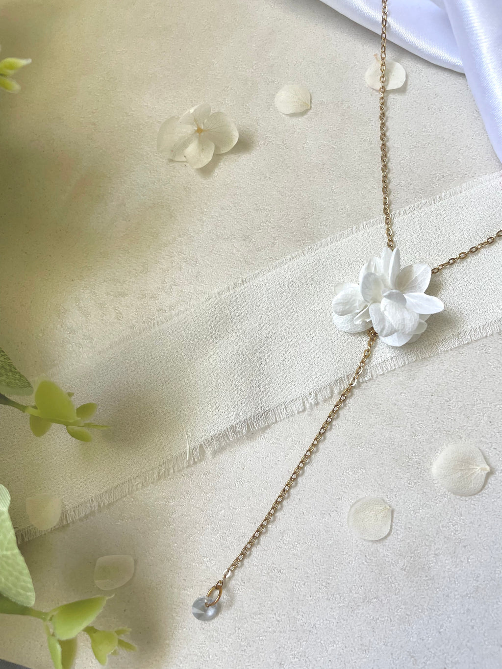 Collier Hortensia & Cristal – Chaîne fine dorée