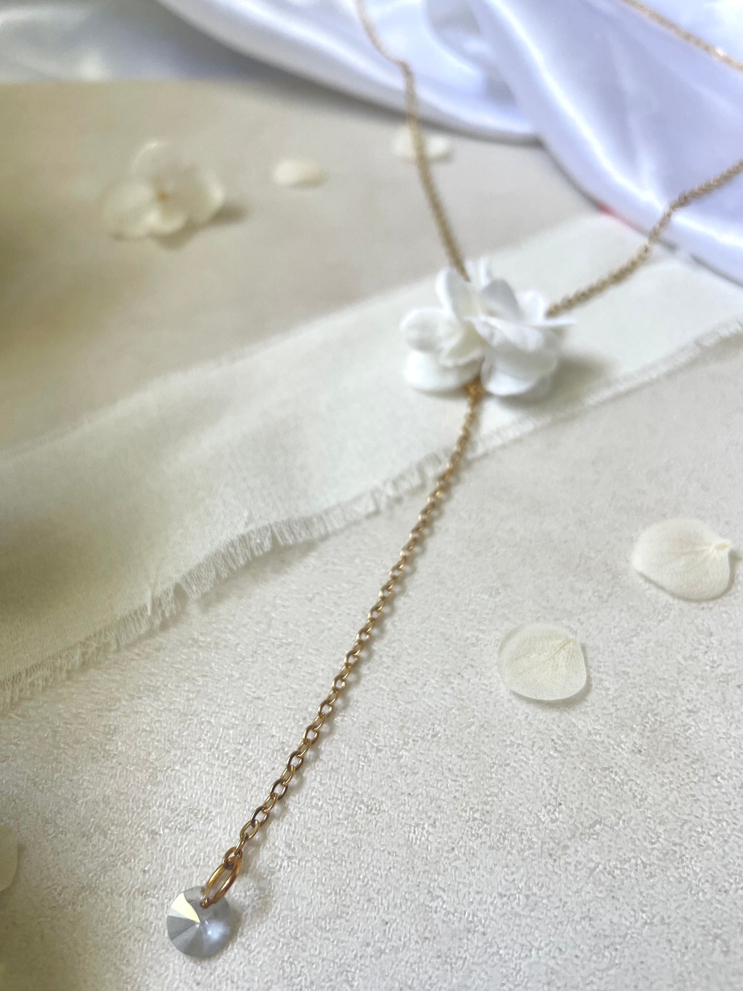 Collier Hortensia & Cristal – Chaîne fine dorée