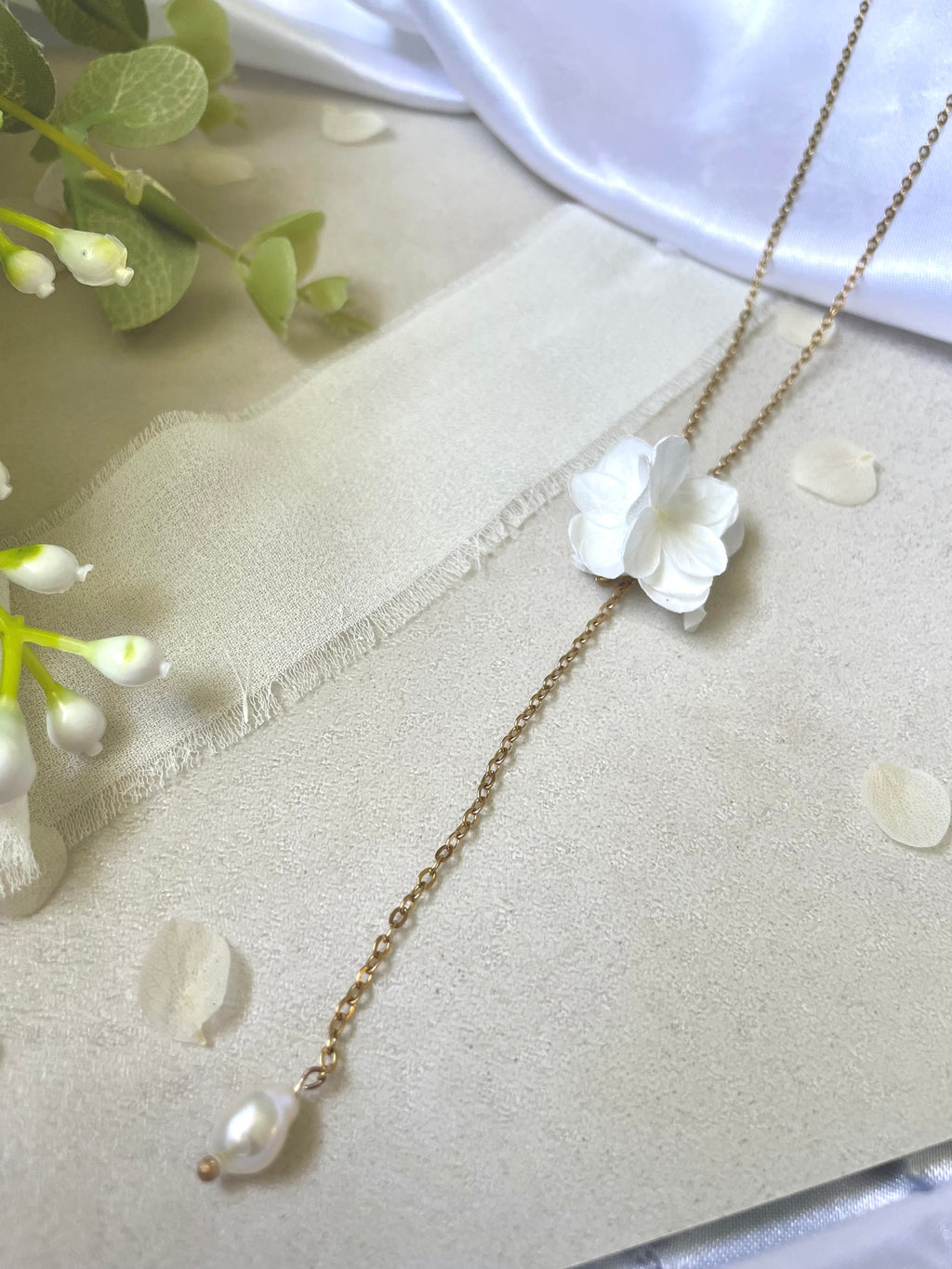 Collier Chaîne Fine & Perle – Hortensia stabilisé