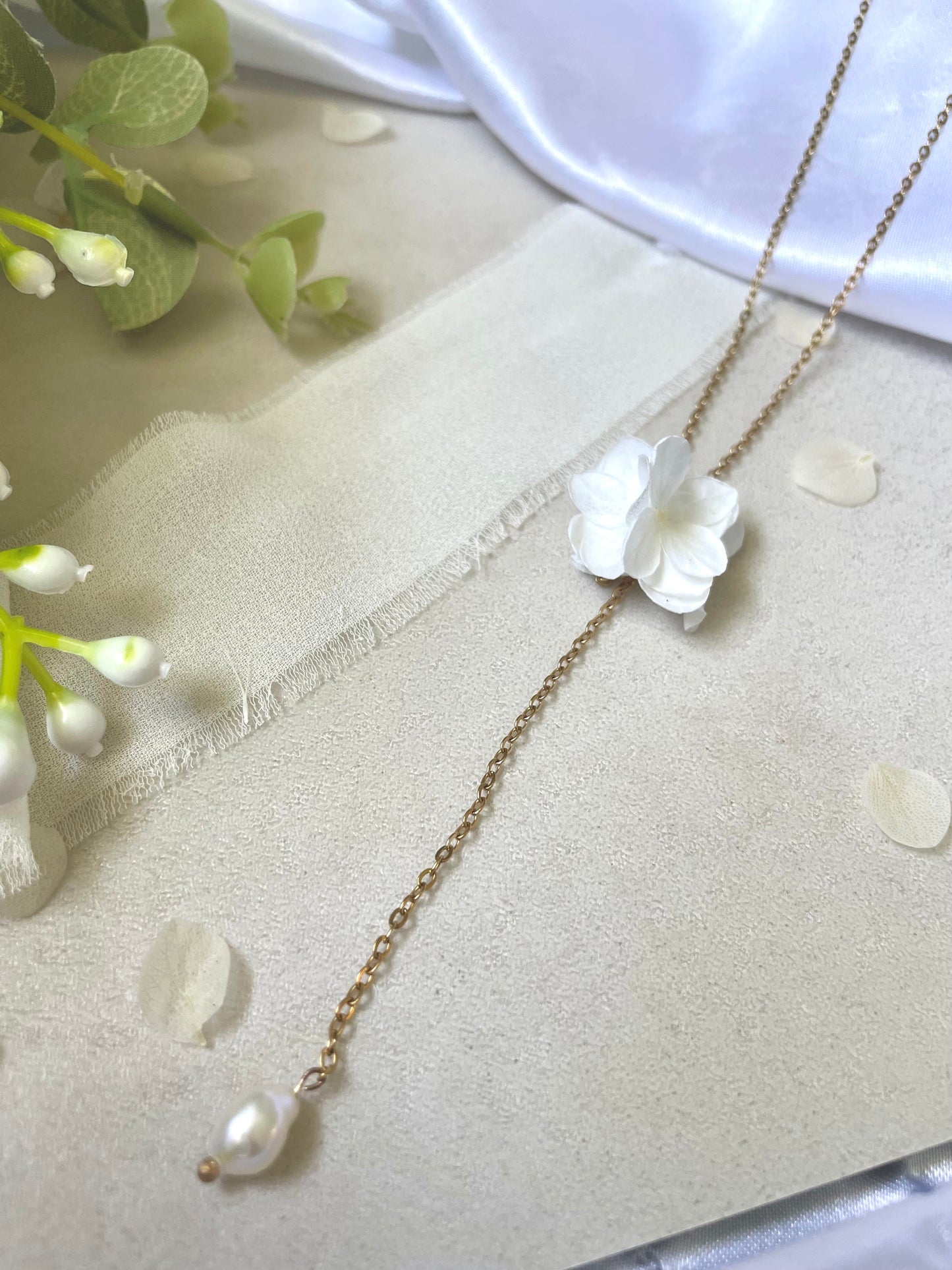 Collier Chaîne Fine & Perle – Hortensia stabilisé