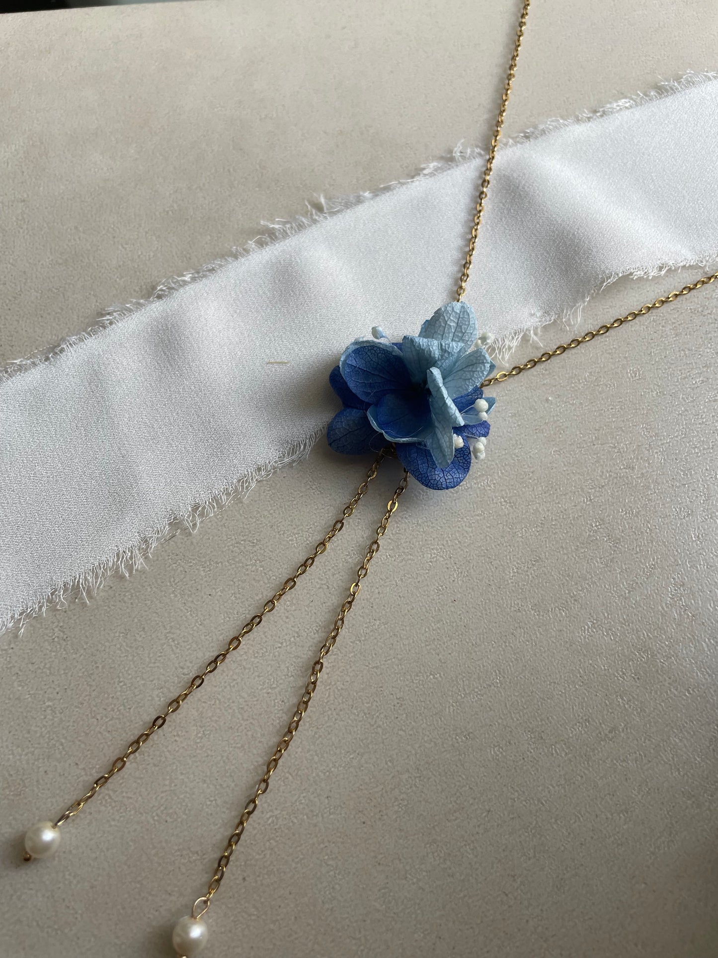 Collier Double Chaîne & Perles – Hortensias stabilisé